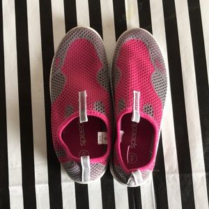 Speedo girls water shoes size small